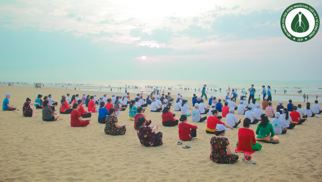 Hoạt động Thiền định tại bãi biển giúp chữa lành và cải thiện sức khỏe trong cuộc sống